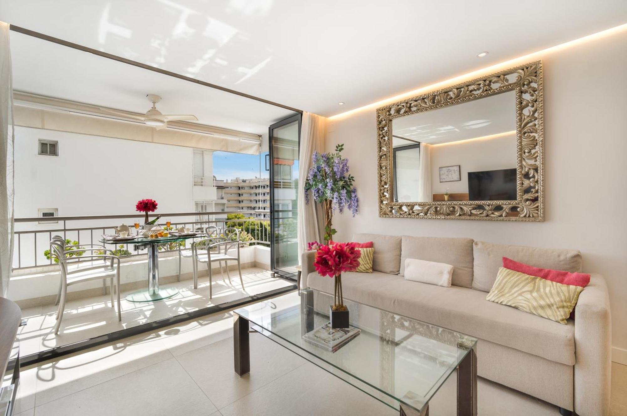 Elegant Beachside Apartment *